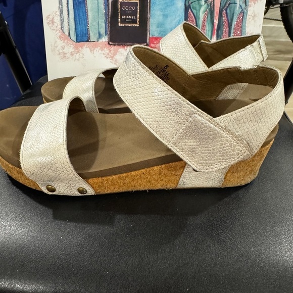 ✨ Corkys White Metallic Wedge Sandals – Size 8 ✨ - Picture 2 of 3
